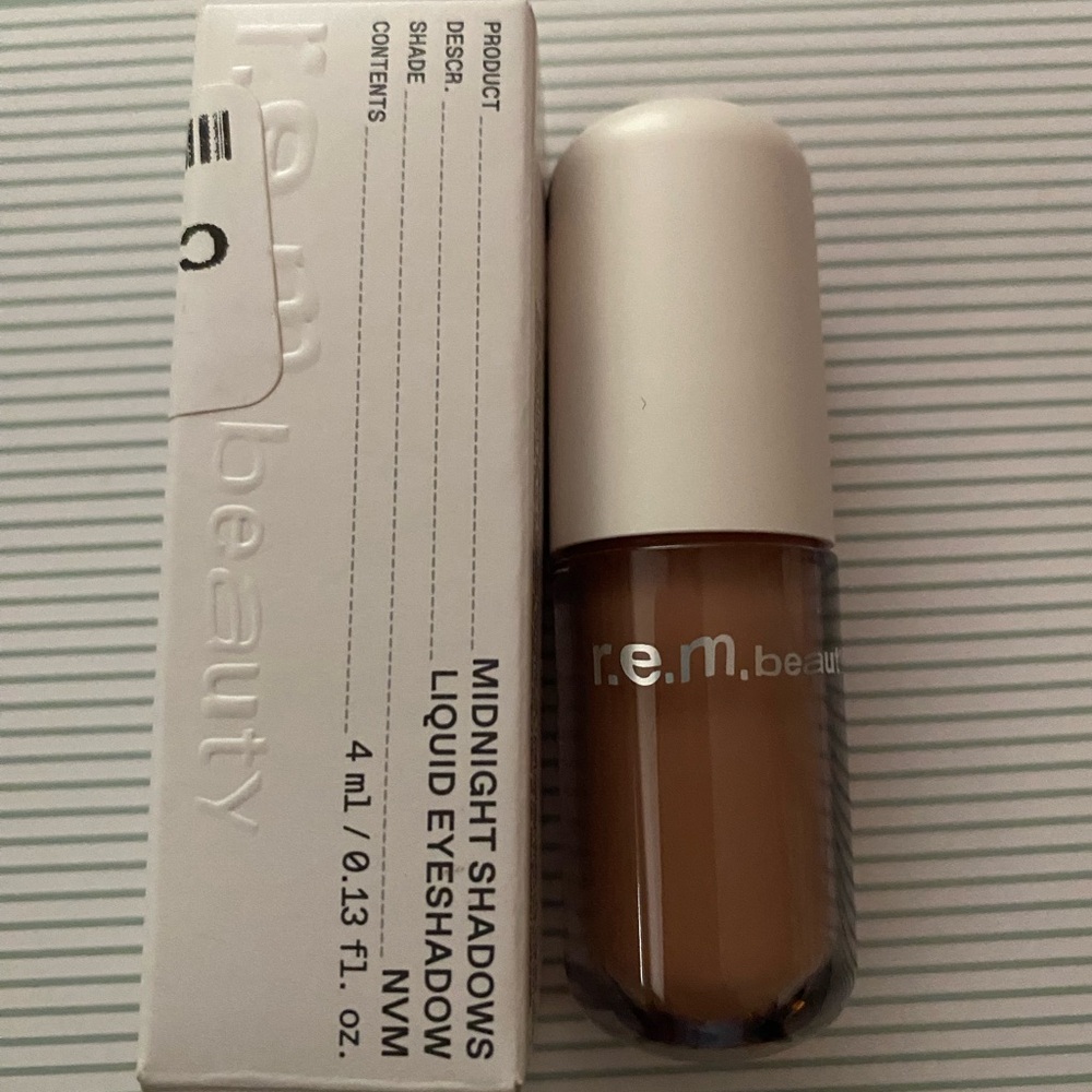 r.e.m. beauty Liquid Eyeshadow - NVM